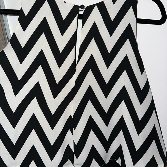 Black & White Flowey chevron print half crop top - Picture 6 of 7